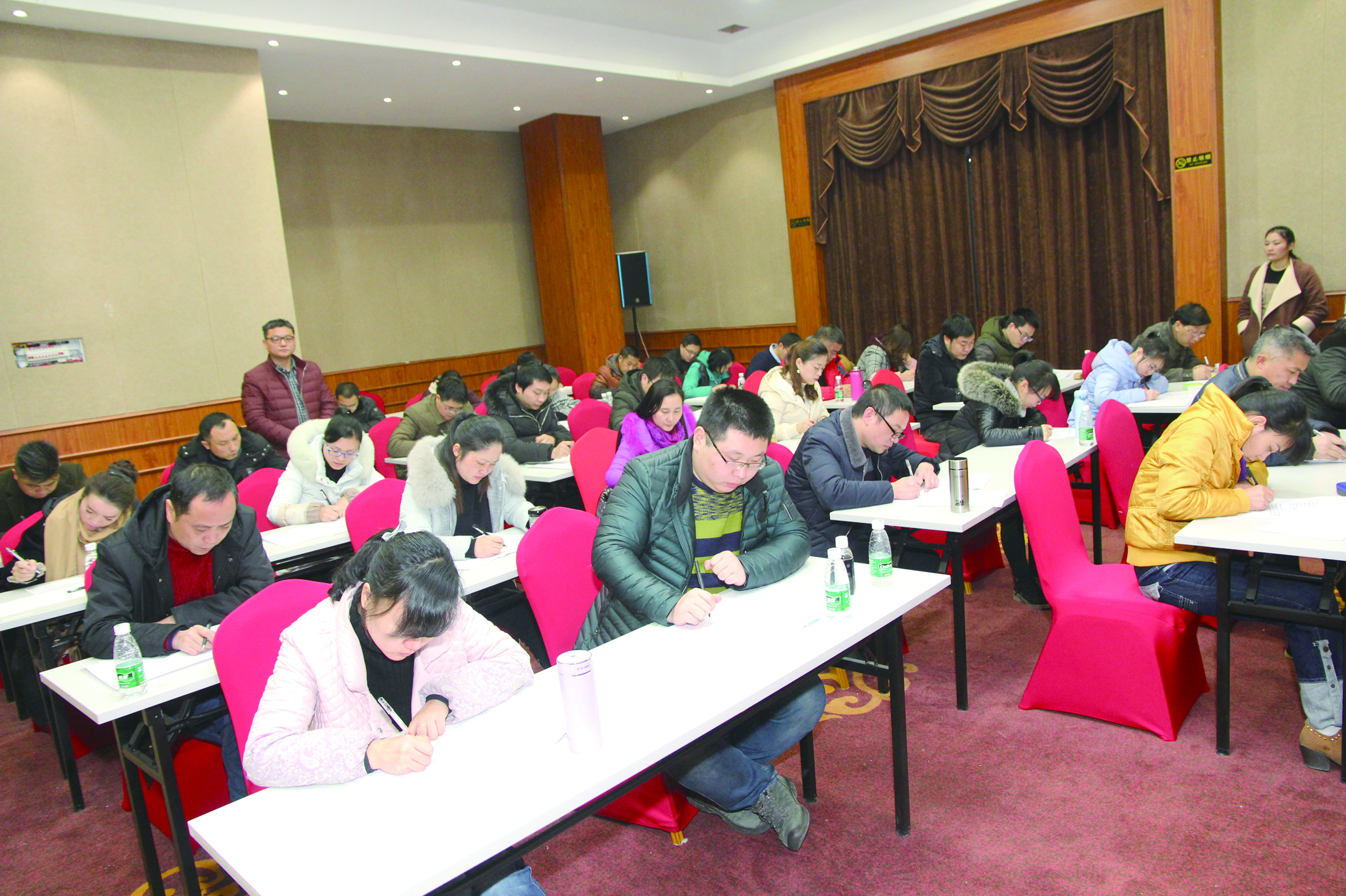 1月15日，42名基層骨干正在認真答題