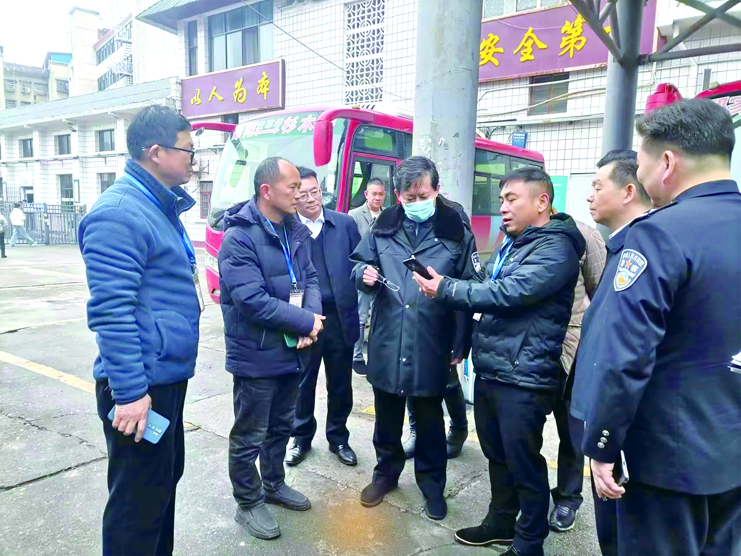 王一鷗在邵陽汽車東站檢查安全生產(chǎn)時強調 時刻繃緊安全之弦 把各項管理落到實處 （李高雄 田華柱報道）